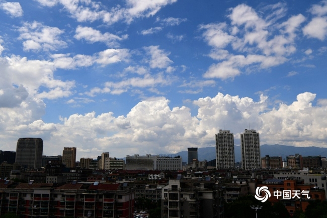 受台风“泰利”外围影响 浙江金华天空风云变幻