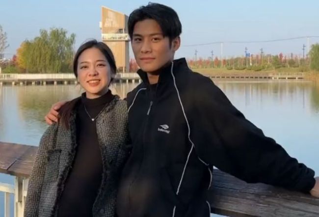 王嘉尔和大杨嫂合影牵手搂肩遭热议 大杨哥回应：我不吃醋