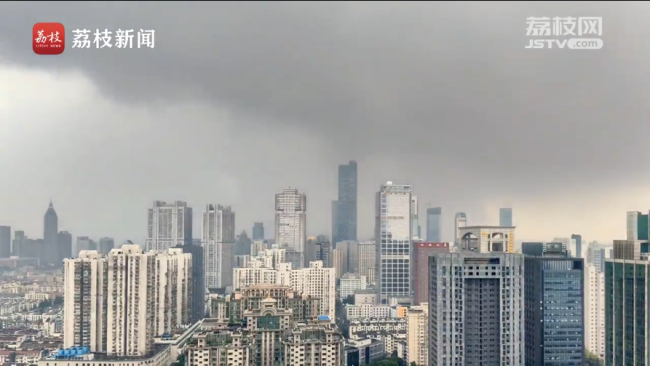 30秒延时看南京暴雨降临瞬间 2男子涵洞躲雨被冲走