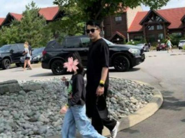 刘恺威父女在国外被偶遇 带女儿游乐园玩耍幸福满满