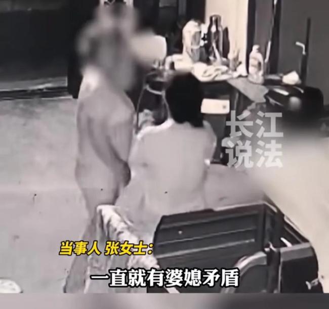 女子称遭婆婆连扇两耳光 婆媳关系积怨已久 现已起诉离婚