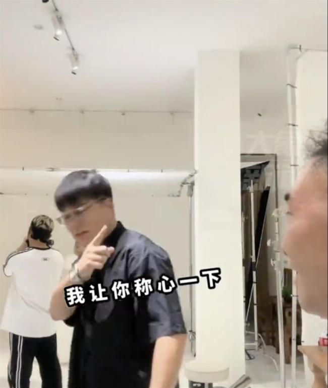 暖心！烧伤女孩体验拍婚纱照 店老板自告奋勇当新郎助其圆梦
