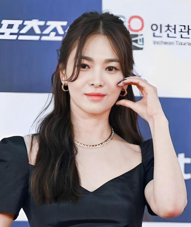 宋慧乔红毯造型太绝了,黑色裙装展现女神范儿!