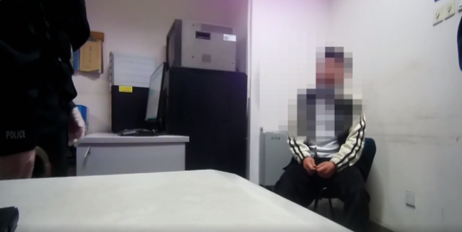 男子伸咸猪手被抓后求饶