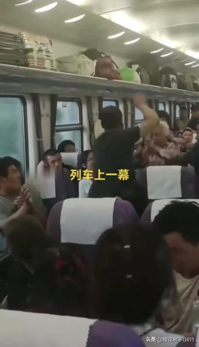 年轻男子被老太拿拐杖打好几下，气不过还击，老太一下倒了