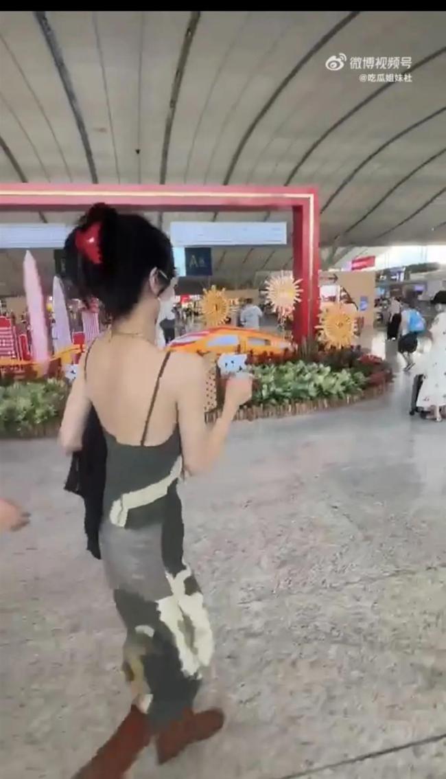 网友高铁站遇迪丽热巴,大热天给粉丝买水喝获赞