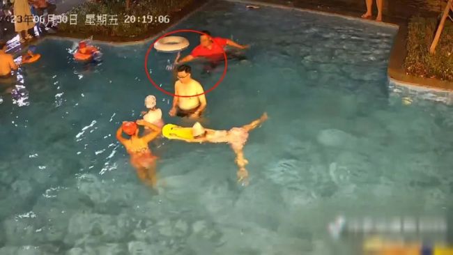 救生员五次救起同一男孩 家长就在旁边!泳池负责人回应