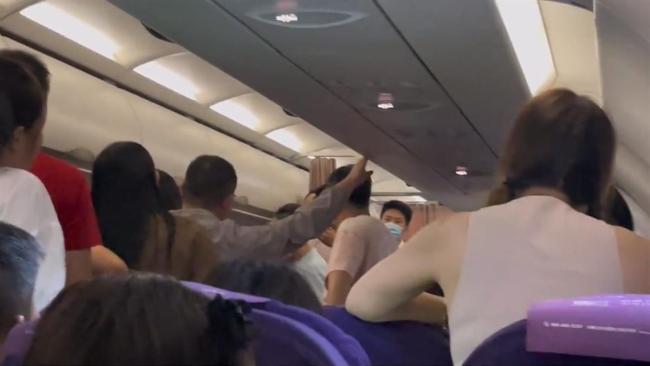 吉祥航空谈乘客滞留机舱：具体情况需要问乘务人员，滞留机舱是因为当地保障有限