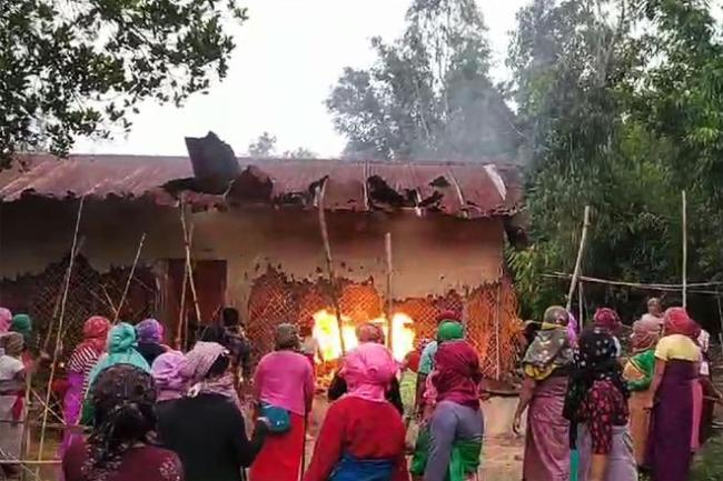 印度女子被押游街引抗议 嫌疑男子住宅被烧