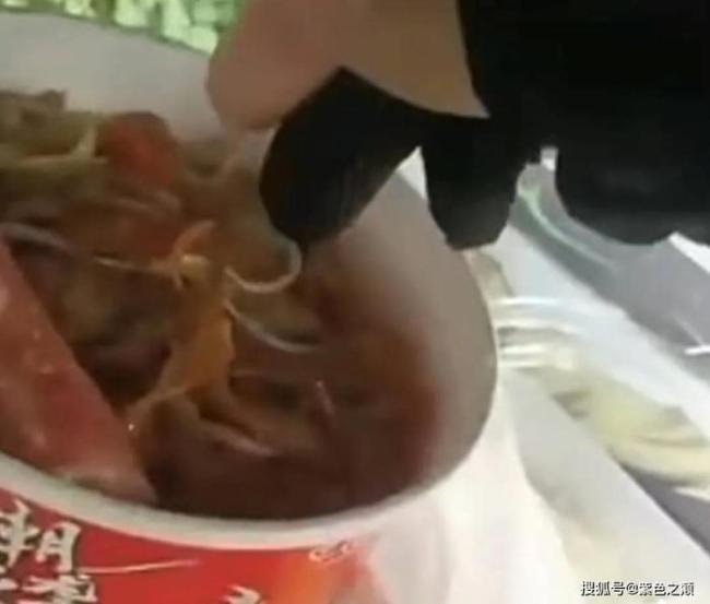 外卖员取毛发放入餐食,美团平台回应称已报警