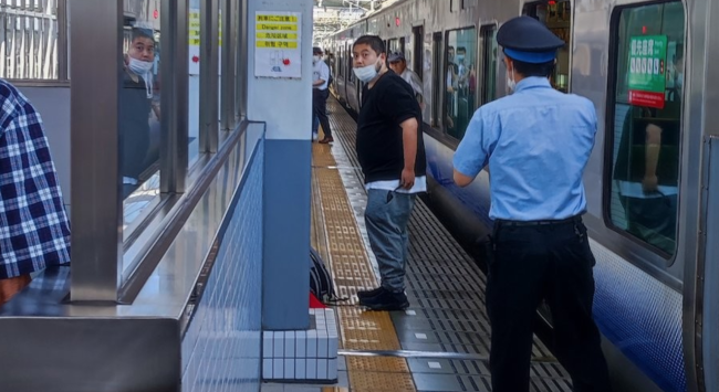 日本大阪发生持刀伤人事件，嫌疑人携带三把刀具