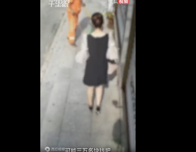 女子金项链掉落被扫走