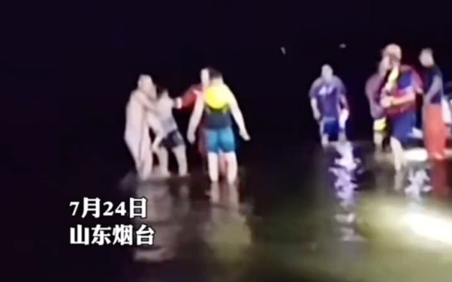 孩子被刮进海救援队救援，摸黑40分钟找到！