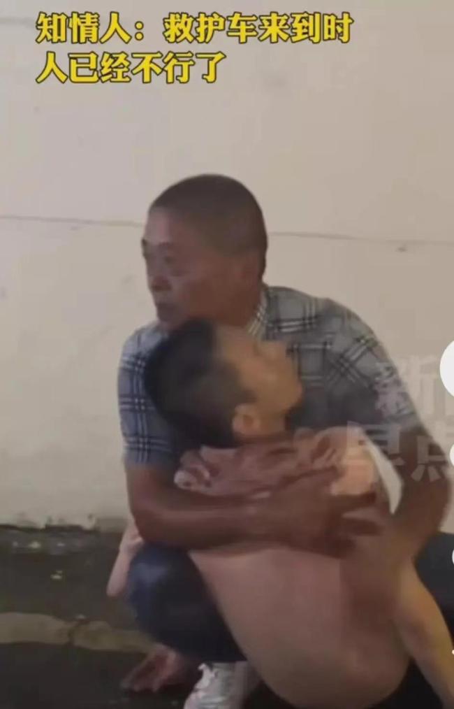父亲紧抱饮酒过量生命垂危的儿子 父亲崩溃强忍眼泪