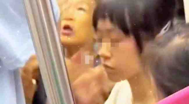 女孩地铁上被大妈扇耳光，满脸血印子！
