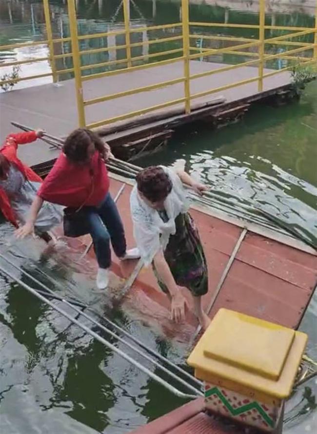 三人浮板上照相意外落水 所幸落水位置的水位并不深，大妈们均已安全上岸