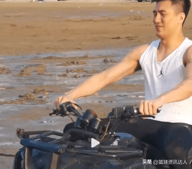 郭艾伦在营口开沙滩摩托 只是在绕了一圈回来之后，郭艾伦直呼太埋汰了
