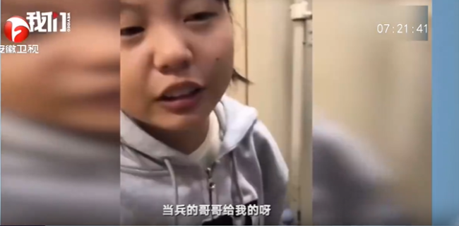 女孩醒来身上盖着军被，被暖到了！