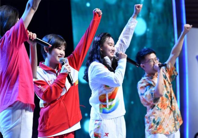 7月29日，张家齐（左二）参加大运村运动员联欢会活动 图源新华社