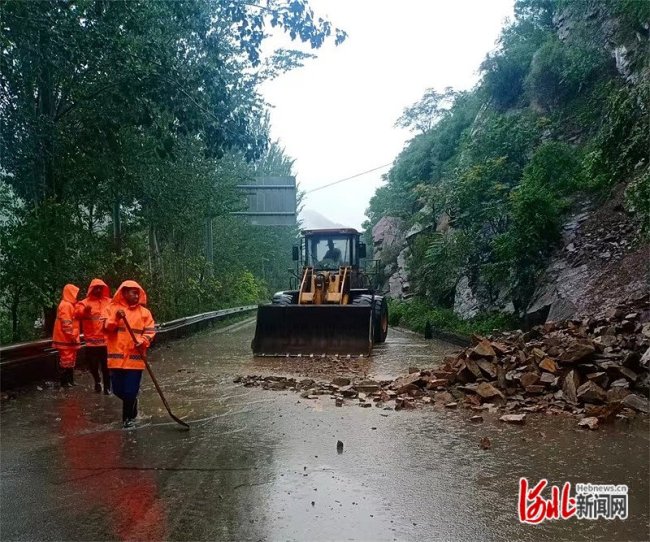工作人员在涞源县108国道上清理落石