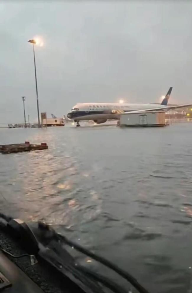 北京大兴国际机场停机坪被淹 导致大量旅客滞留