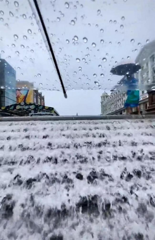 哈尔滨暴雨致多条街道被淹，商户：积水曾达半米深，正逐渐消退