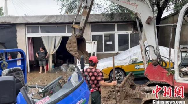 北京房山村民街头清淤：当地干部正组织清淤自救