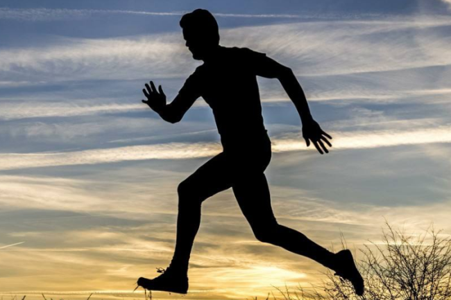 49岁男子，每天坚持夜跑5公里，一年后，他得到了什么？