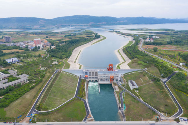 不断攀登新的思想高峰——深入学习和全面贯彻习近平新时代中国特色社会主义思想述评