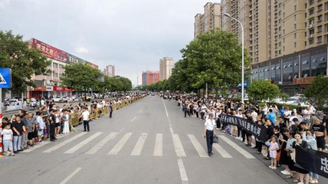 汶上全城出动迎接冯振 数万名群众自发参加接英雄回家