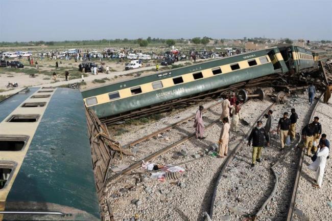 巴基斯坦发生火车脱轨事故：乘客纷纷爬窗逃生 已致至少30死80伤 