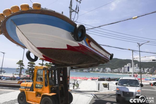 台风“卡努”逼近韩国 渔船上岸避风