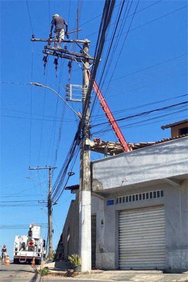 男子为躲警察爬上电线杆 但其行为迫使供电公司对该地区断电一天多