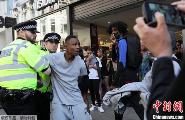 伦敦现多起入店抢劫事件 数百人聚集围观，9人被捕