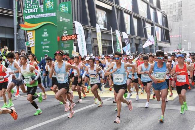 　　2023上海苏州河半程马拉松赛在普陀区鸣枪起跑（2023年4月22日摄）。新华社记者 辛梦晨 摄