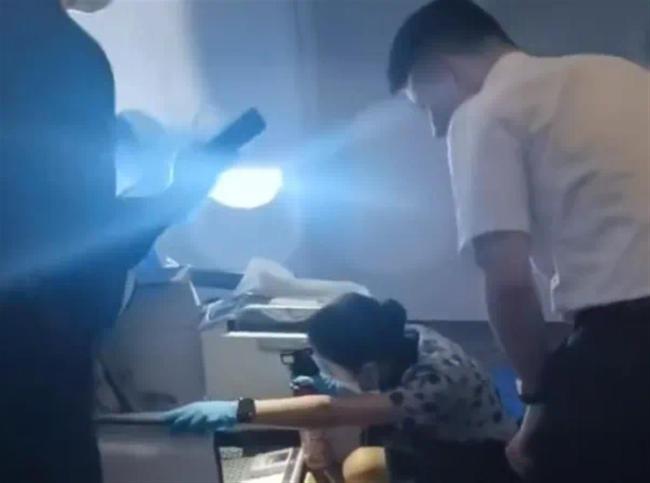 东航回应一航班紧急备降，乘客充电宝被挤压冒烟