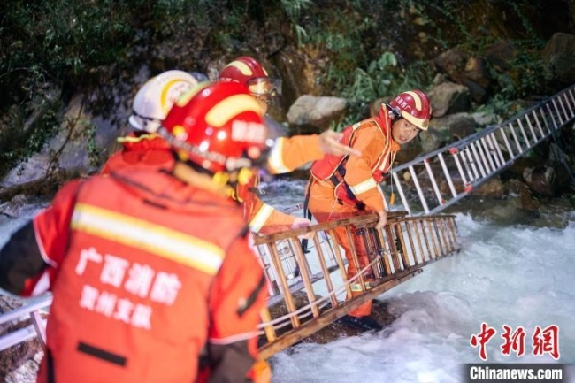广西贺州8名游客因突发山洪被困 消防搭建“拉梯救生通道”营救3小时获救