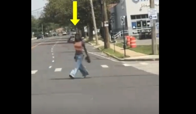 美国女子街头朝天开枪：被警车直接撞翻！
