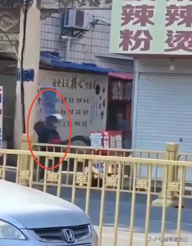 一男子当街砍人被制服 男性店员用铁桶砸中行凶者