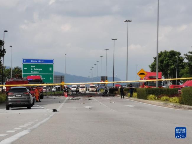 马来西亚一架小型飞机坠毁致10人死亡