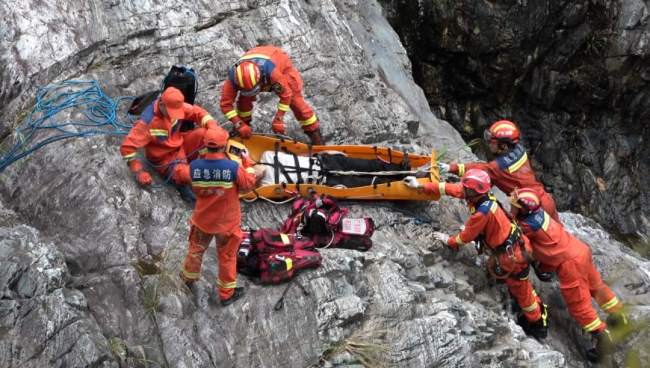 轿车坠落谷底获消防救援 男子被抬出近乎垂直的50米高悬崖