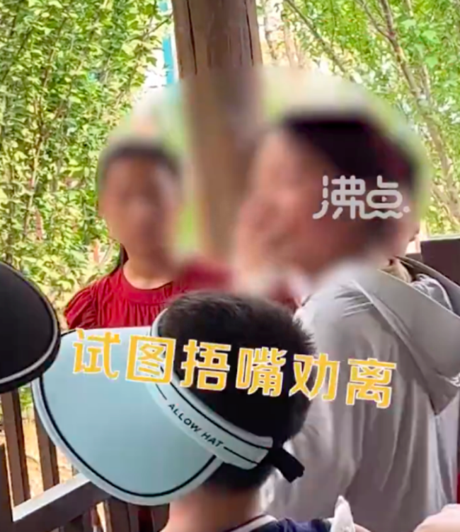 妈妈插队起争执儿子劝离，说“我不玩了”把妈妈扯走