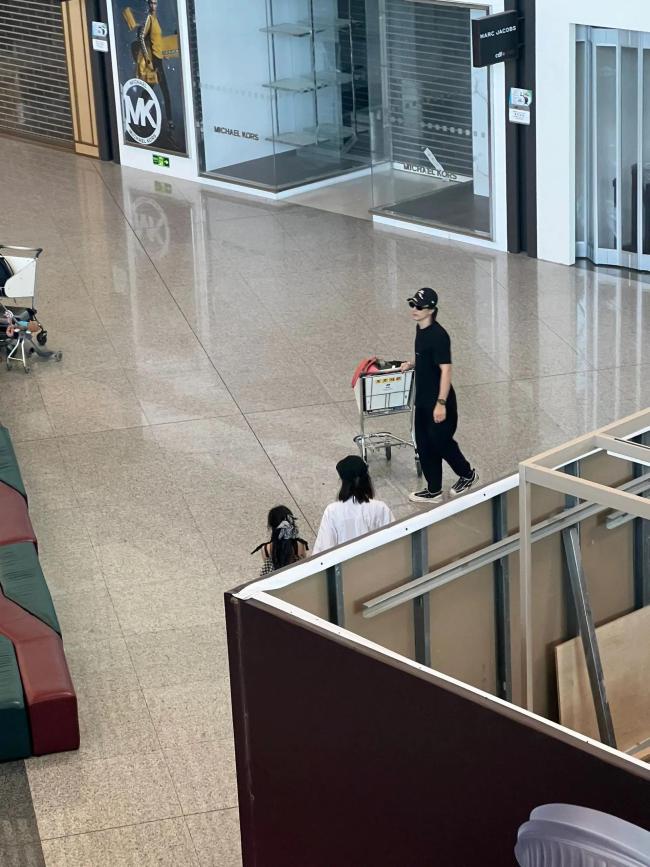 戚薇李承铉携女儿出行 一家三口有说有笑非常有爱