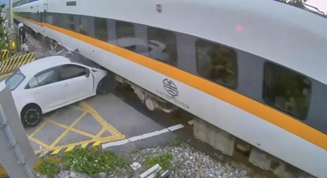 台湾一司机醉驾撞上列车，翻倒180度车头全毁