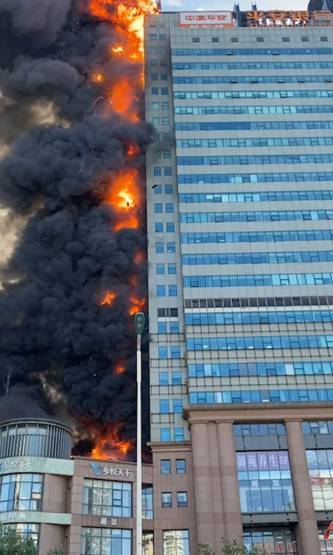 天津大厦大火目击者：大楼烧成空架子 朋友在起火大楼工作