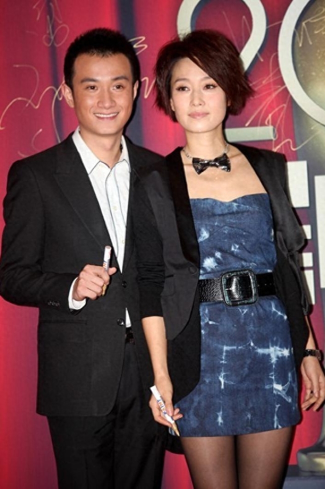 47岁马伊琍携2女儿现身机场15岁女儿身高164cm长相漂亮气质好