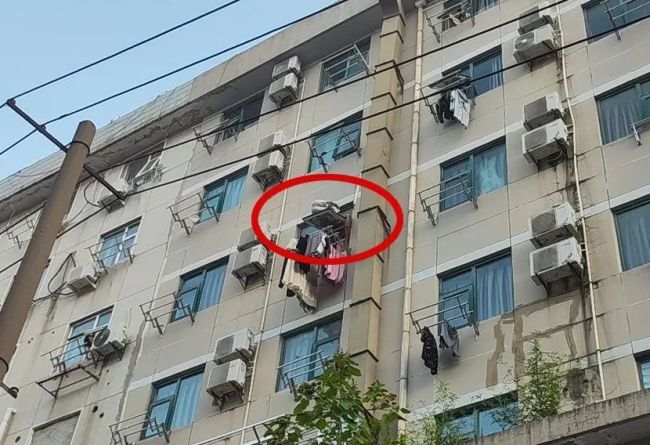 女子坠落至五层窗台获救 男友：两人刚喝完酒回来，因琐事吵架