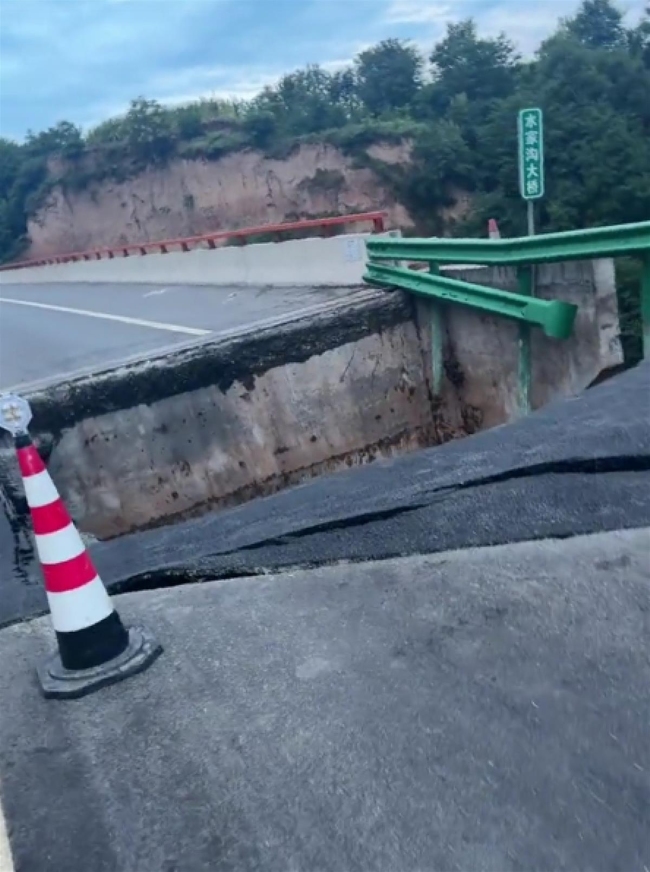 陕西一高速桥梁垮塌，有关部门人员已赶赴现场处置