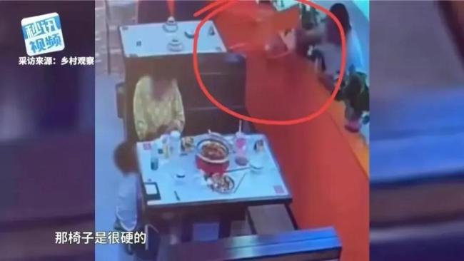 女子吃饭时玩手机未顾及孩子 丈夫在饭店用铁椅砸妻子