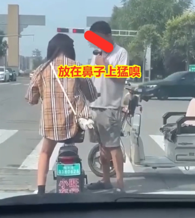 男子当街要女生袜子：把袜子给我，我脑子不好，你给不给